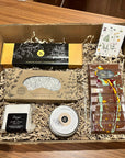 Coffret cadeau personnalisé de la Boutique Planète Bébé Accessoires Être par La Boutique Planète Bébé et Cie.