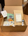 Coffret cadeau personnalisé de la Boutique Planète Bébé Accessoires Être par La Boutique Planète Bébé et Cie.
