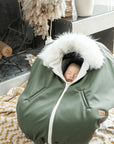 Gustine Housse et Poncho 3 en 1 pour le siège d'auto et porte-bébé En sortie Gustine baby carrier Olive