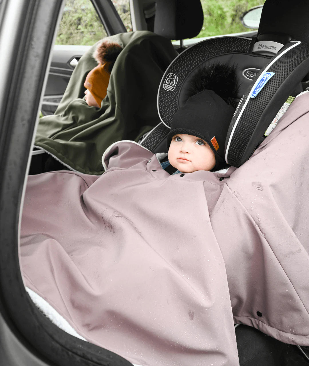 Gustine Housse et Poncho 3 en 1 pour le siège d'auto et porte-bébé En sortie Gustine baby carrier   