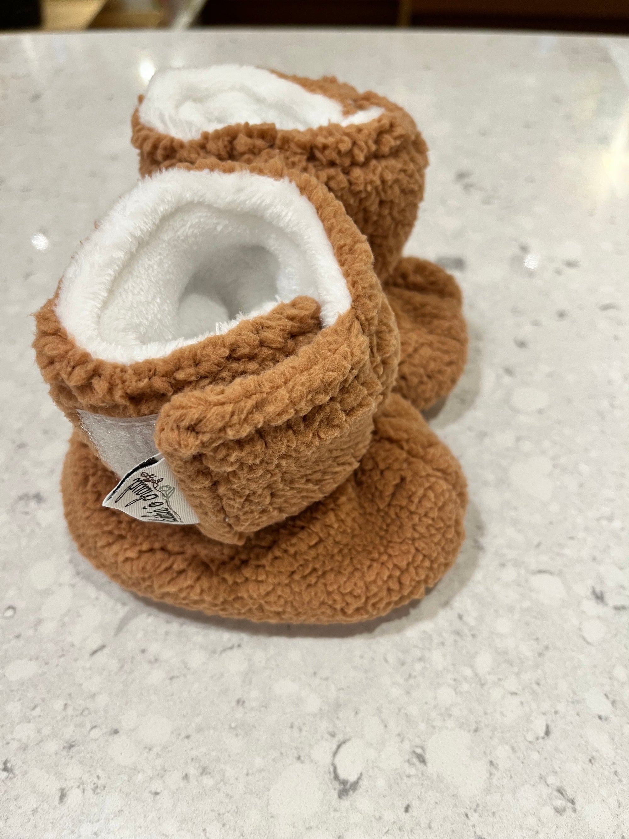 Bébé Ô Chaud Pantoufles 9-18 mois Vêtements Bébé Ô Chaud Sherpa caramel