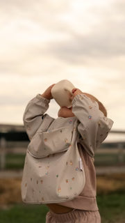 Micasso &amp; Co Bavette à manches longues 6-24 mois avec pochette intégrée qui attrape la nourriture 6-24 mois Alimentation Micasso &amp; Co Ourson jardineur