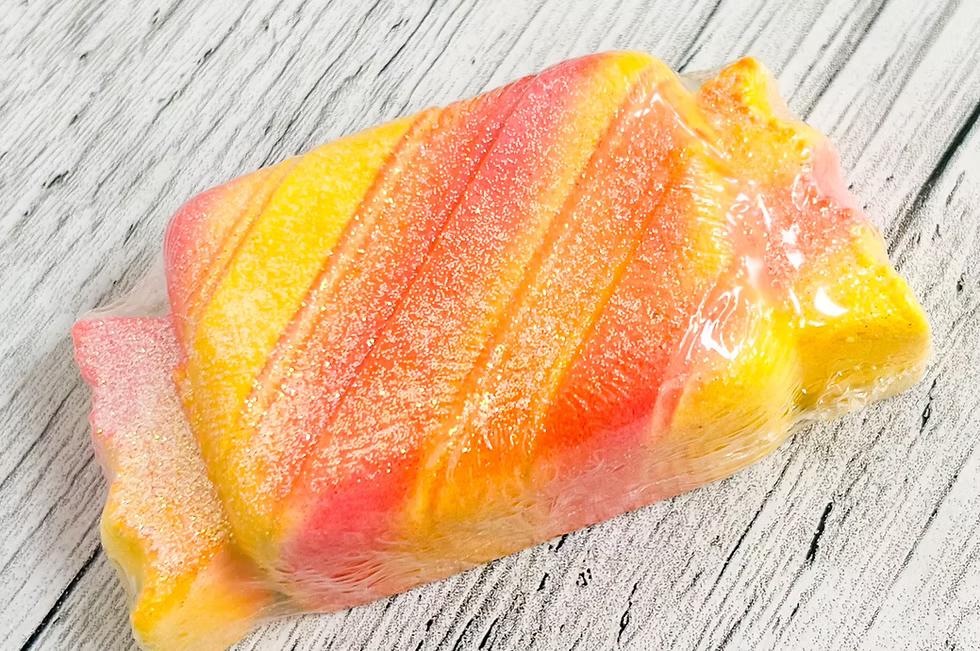 Savonnerie Bon Bain Bombe de bain Soins corporels Savonnerie Bon Bain Bonbon - surprise à l'intérieur